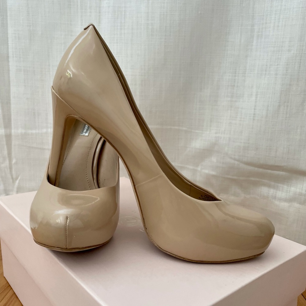 BCBG pump